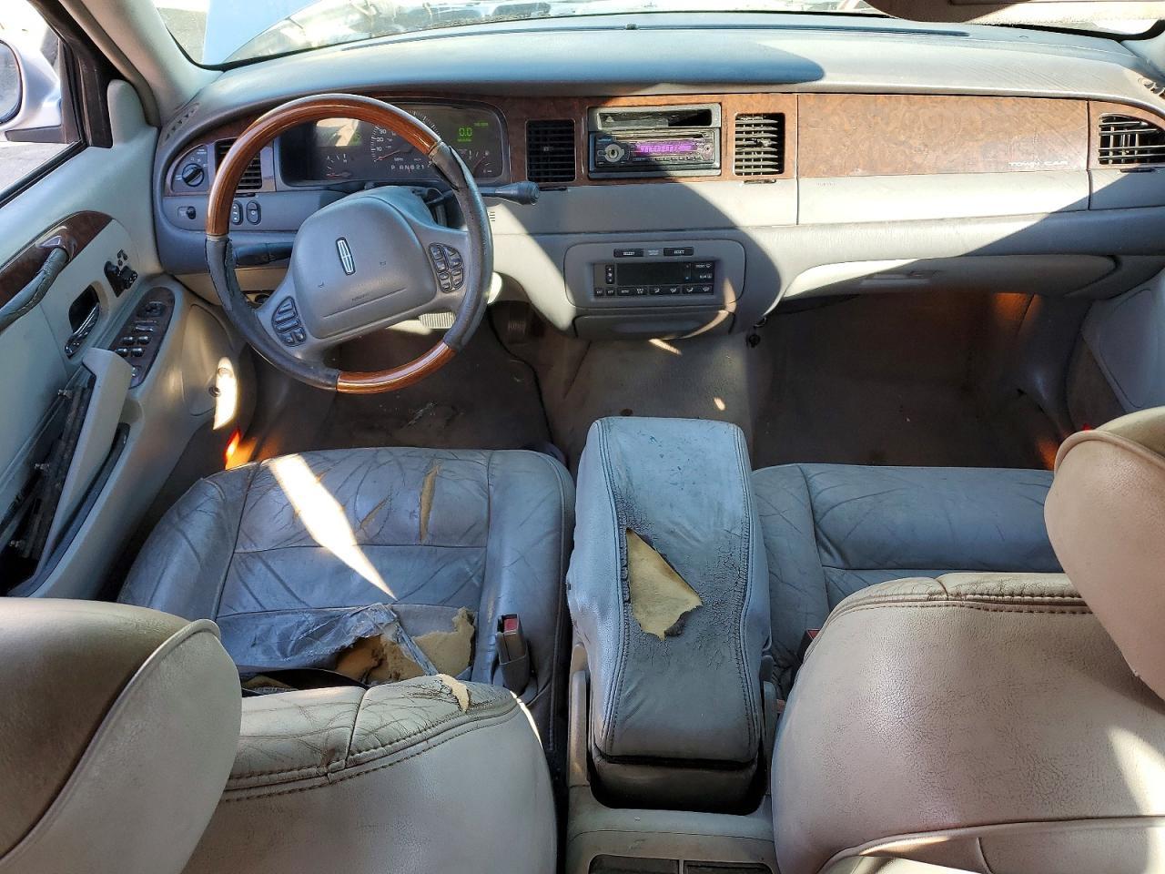 2002 LINCOLN Town Car