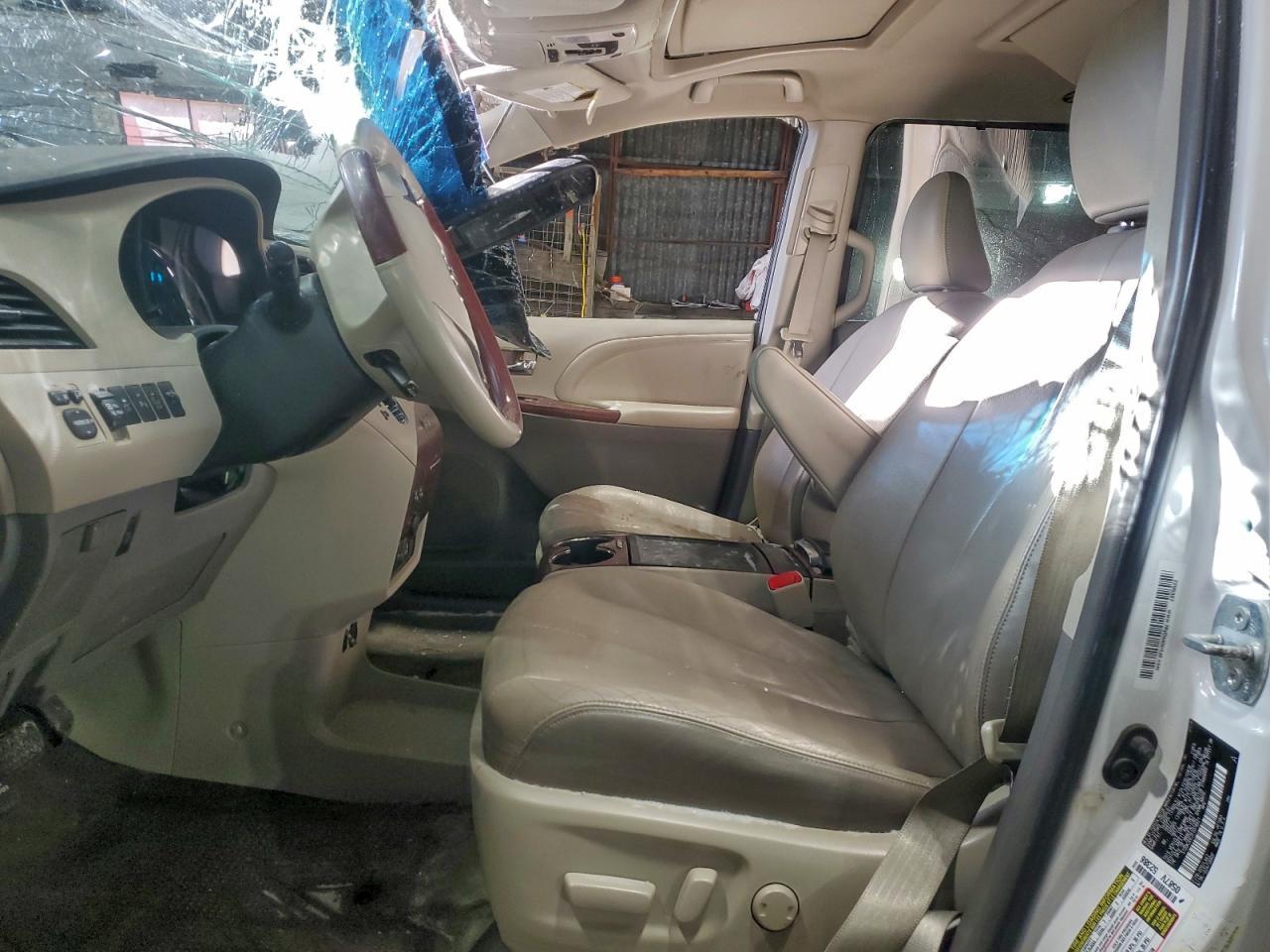 2014 TOYOTA SIENNA