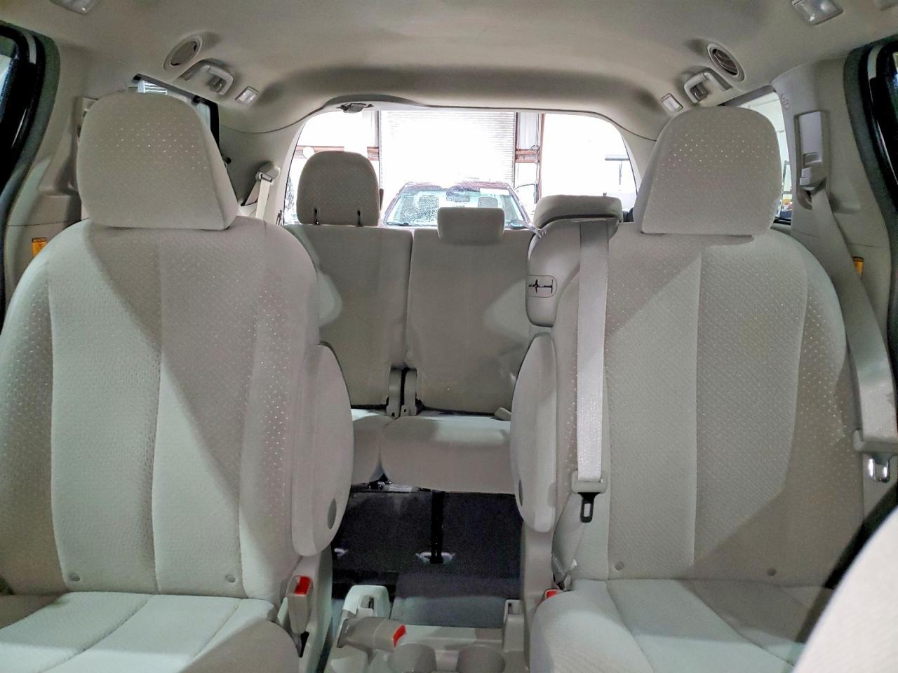 2011 TOYOTA SIENNA