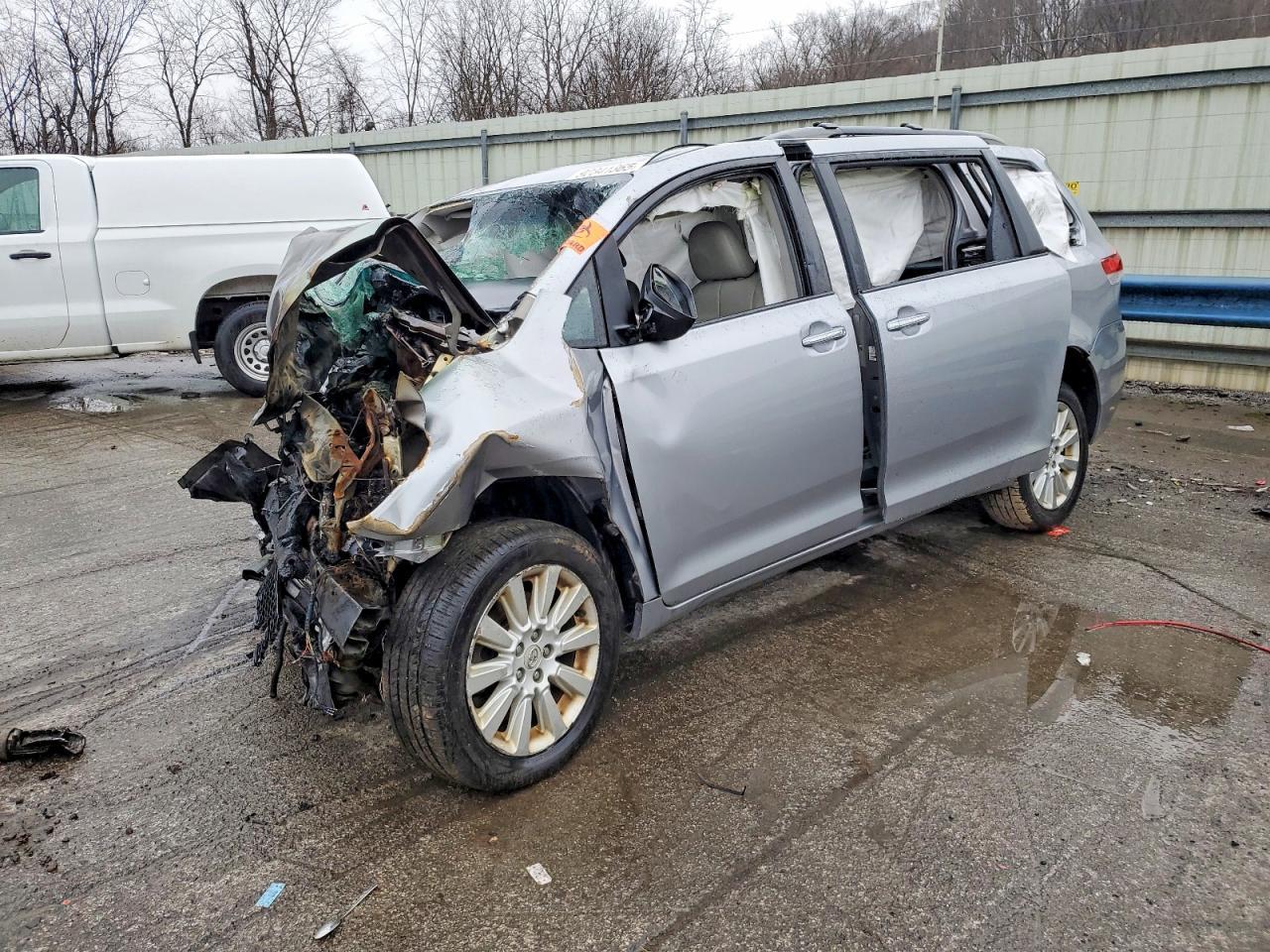 2012 TOYOTA SIENNA
