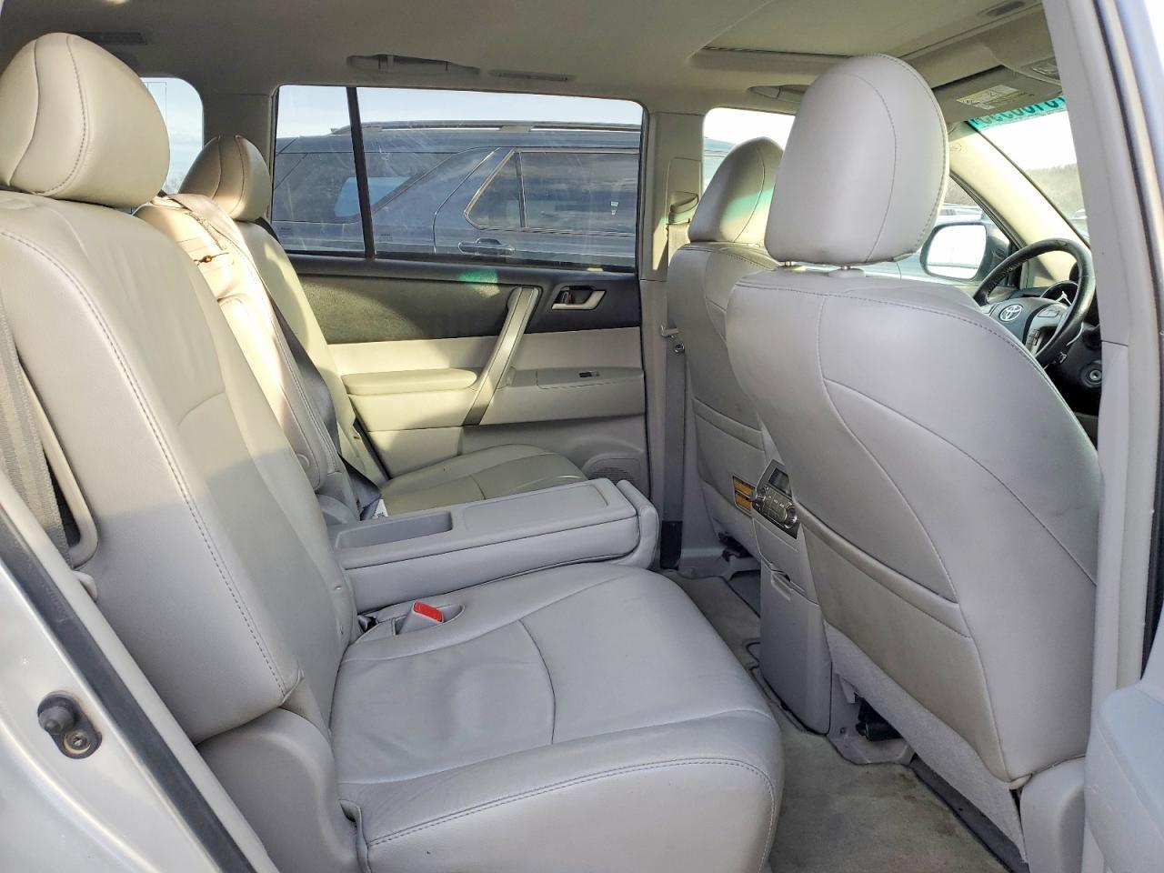 2010 TOYOTA HIGHLANDER