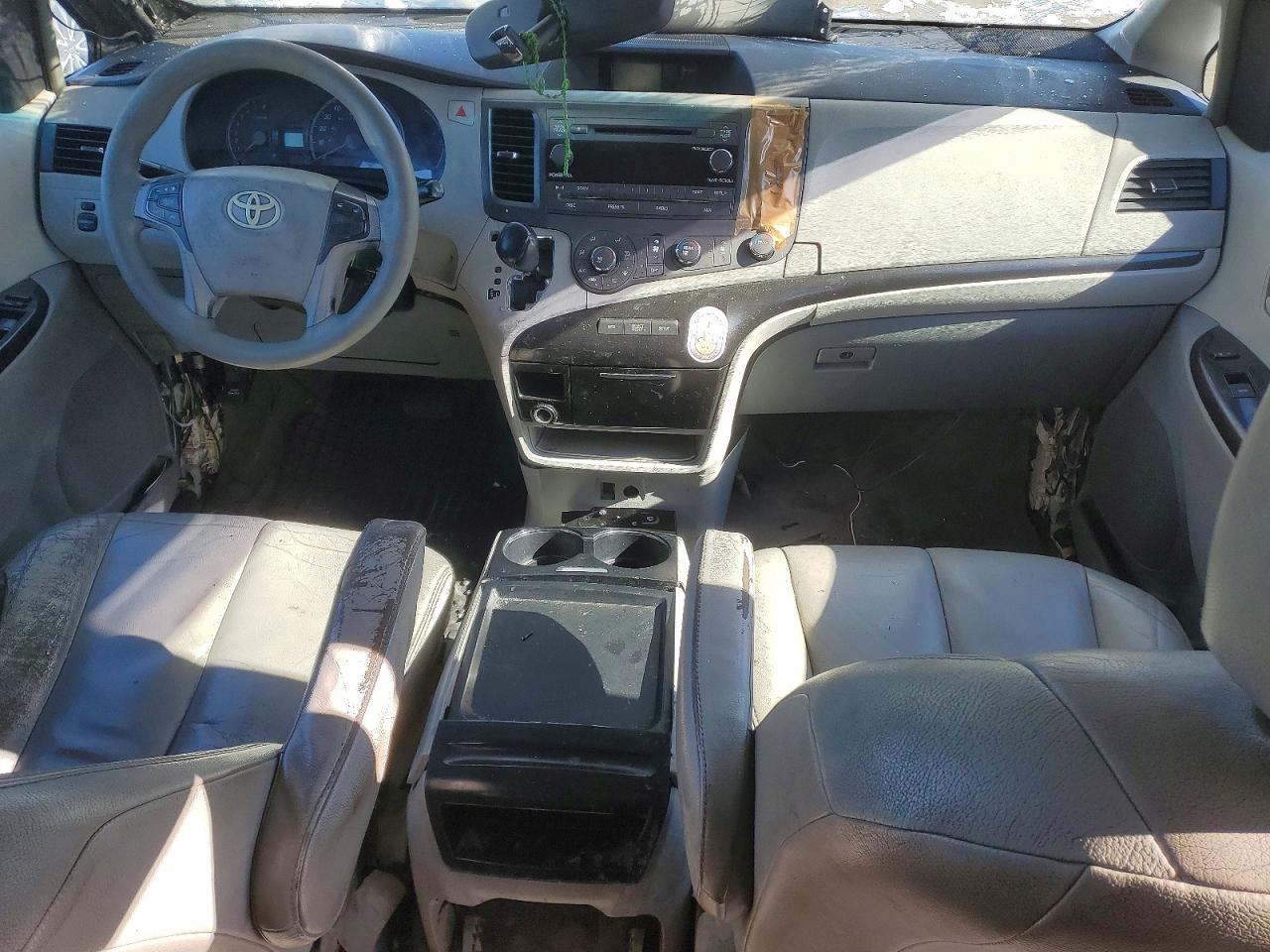 2011 TOYOTA SIENNA