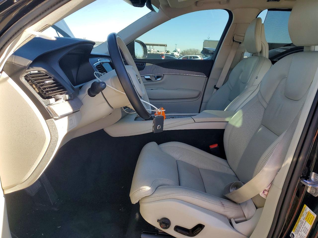2022 VOLVO XC90