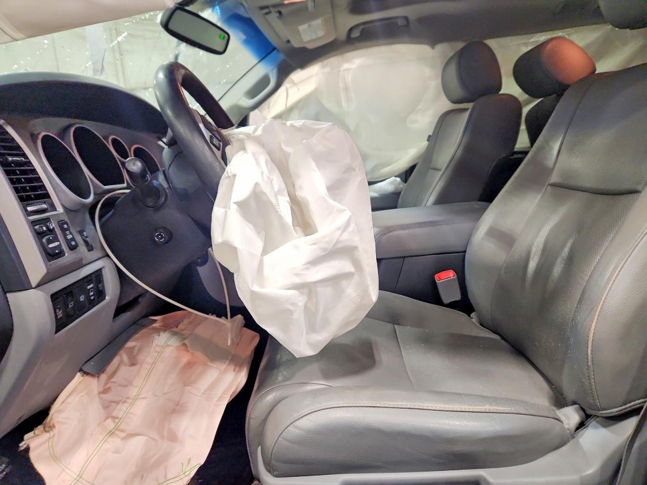2014 TOYOTA Sequoia