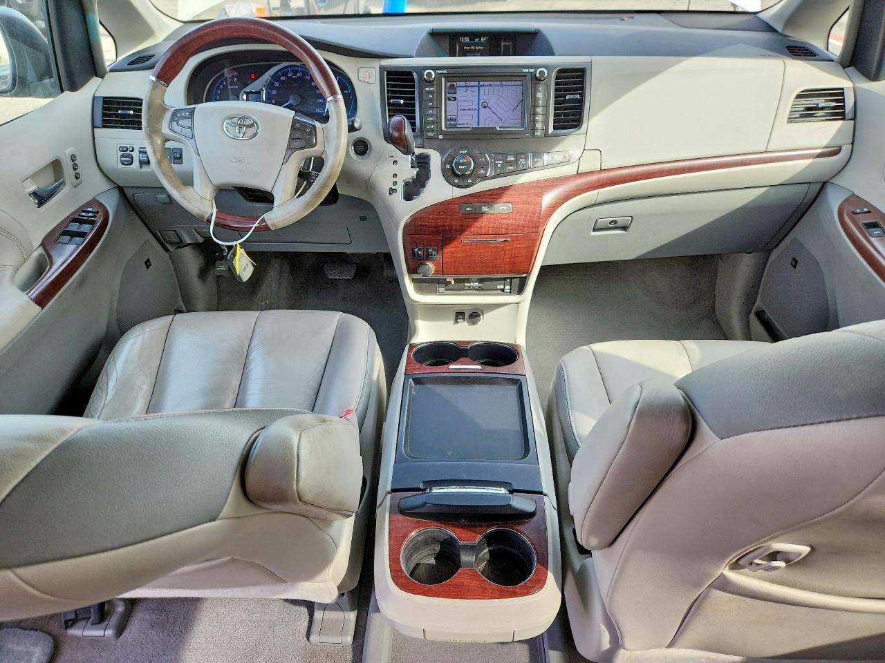 2011 TOYOTA SIENNA