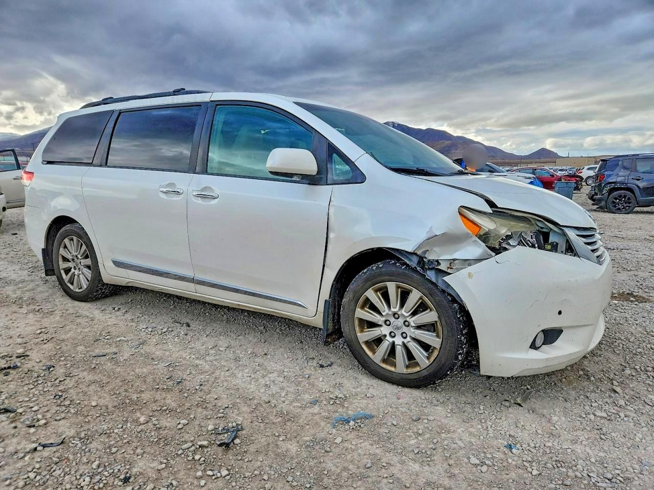 2012 TOYOTA SIENNA
