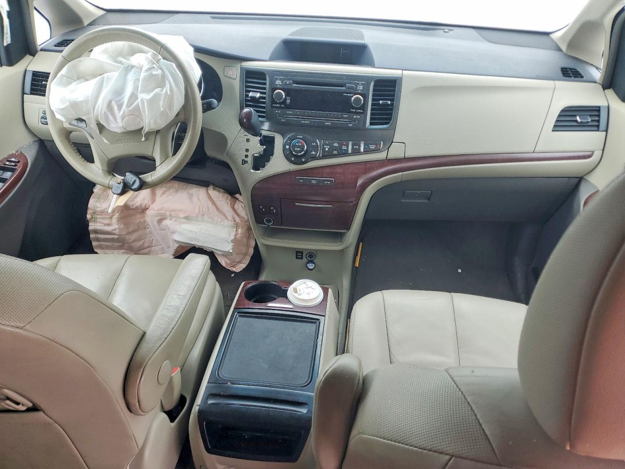 2013 TOYOTA SIENNA
