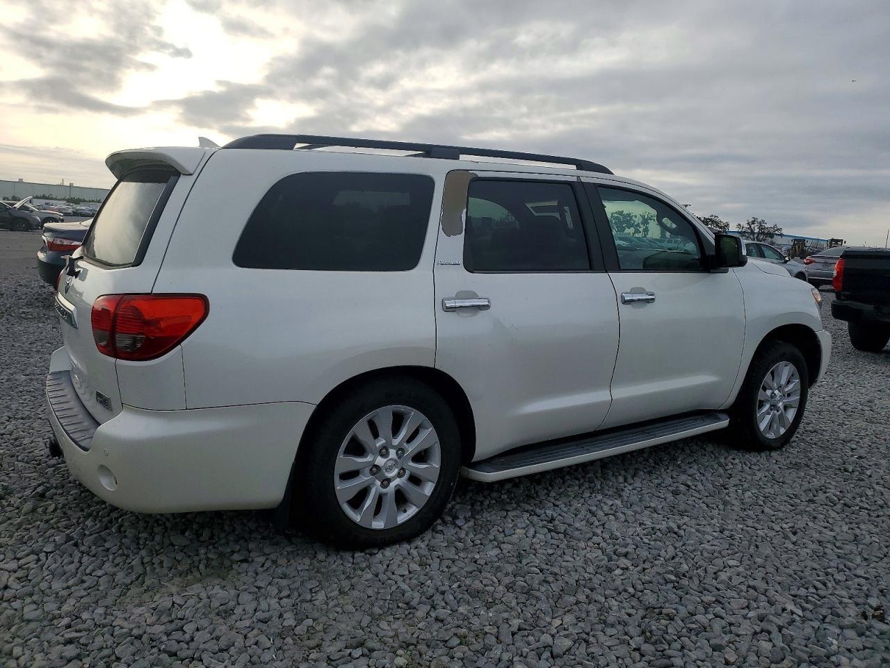 2013 TOYOTA Sequoia