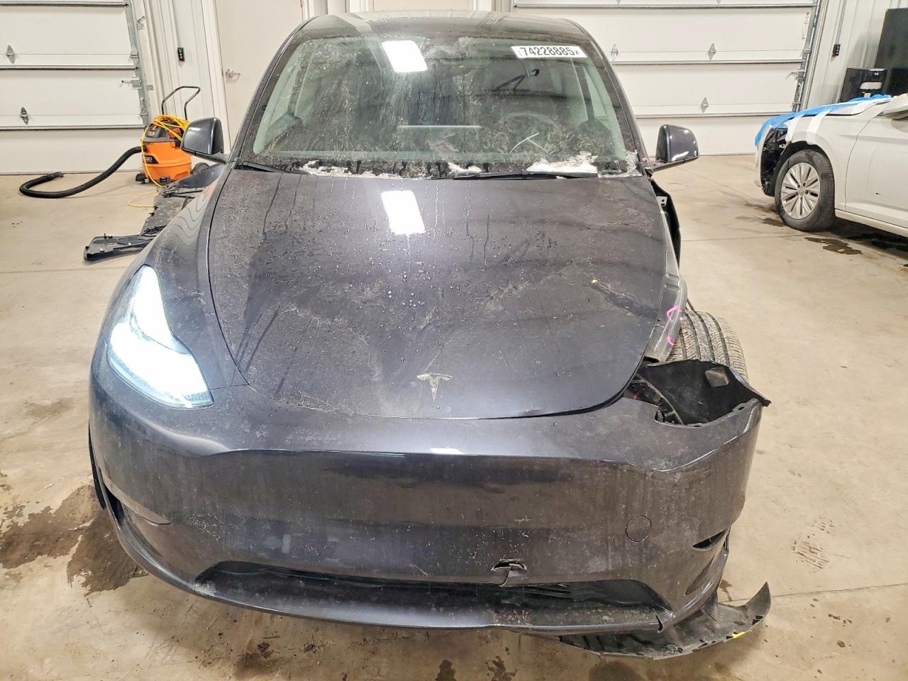 2025 TESLA MODEL Y