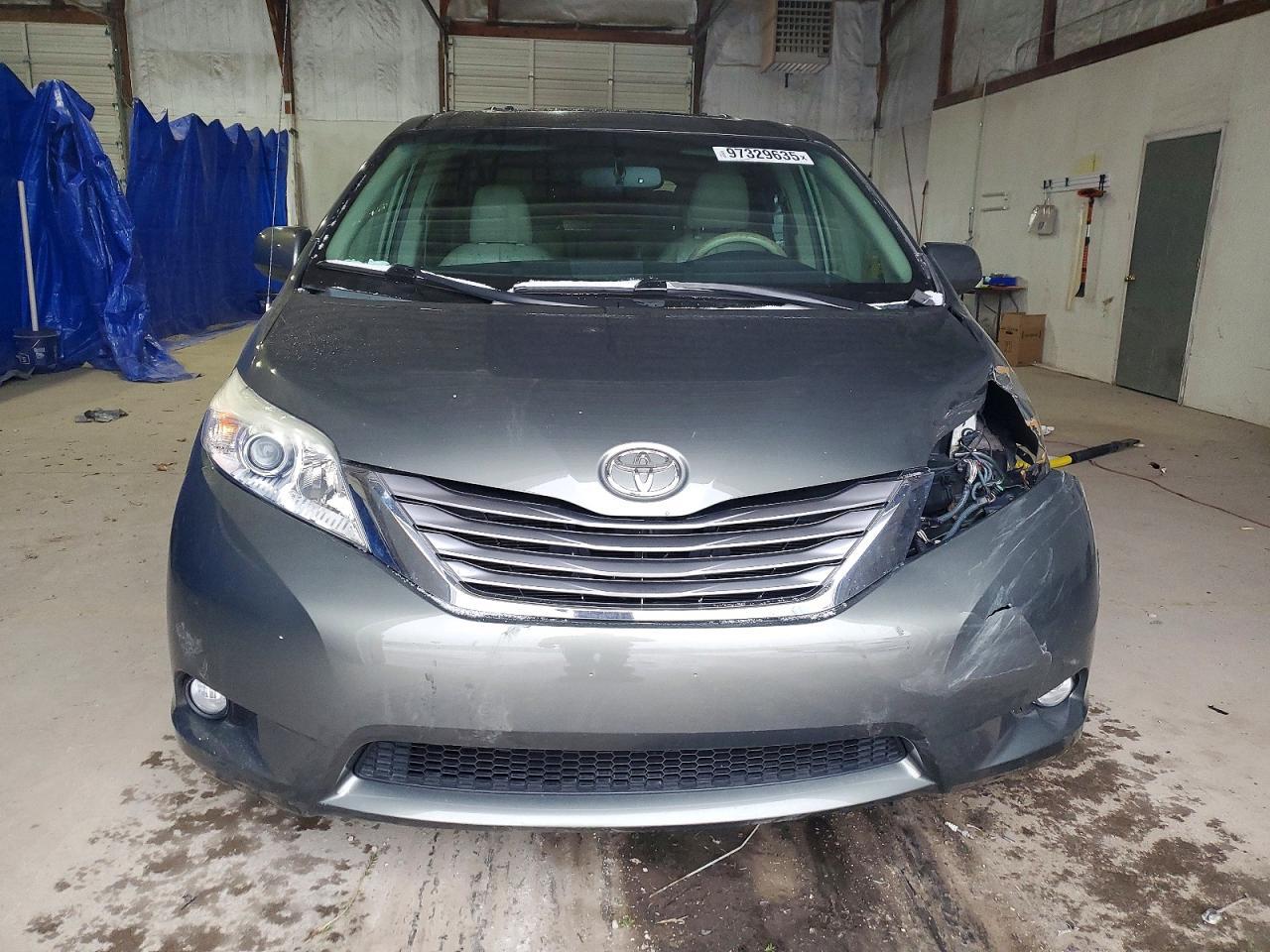 2012 TOYOTA SIENNA
