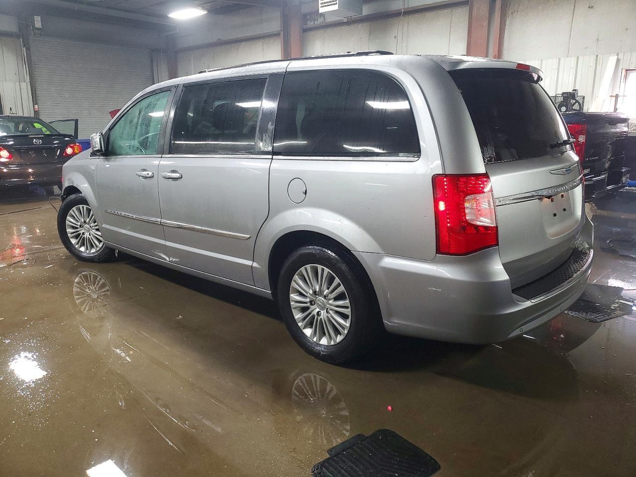 2016 CHRYSLER Town & Country