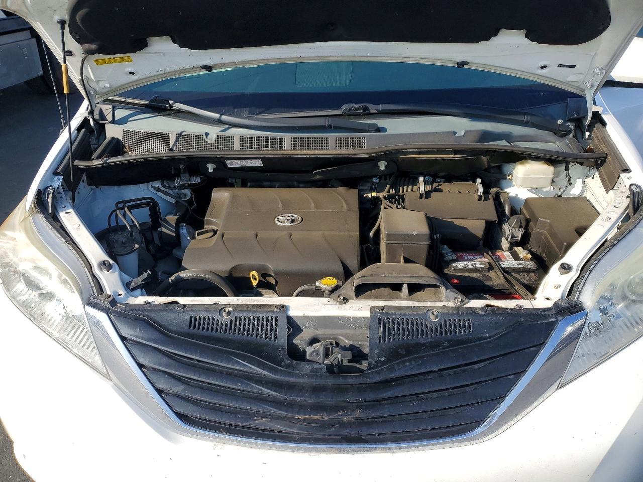 2014 TOYOTA SIENNA