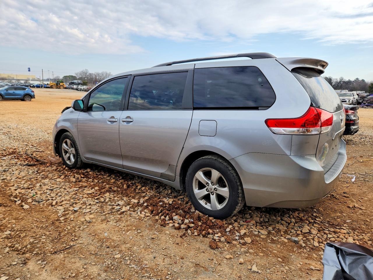 2011 TOYOTA SIENNA