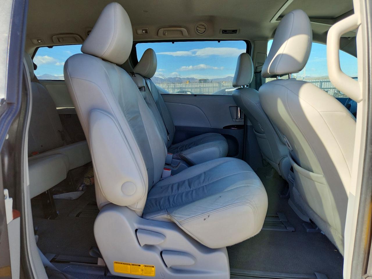 2011 TOYOTA SIENNA