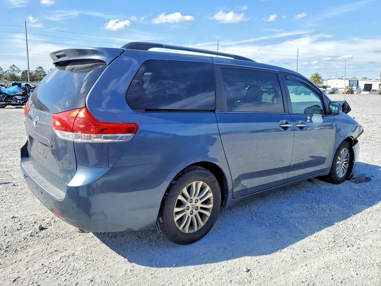2014 TOYOTA SIENNA
