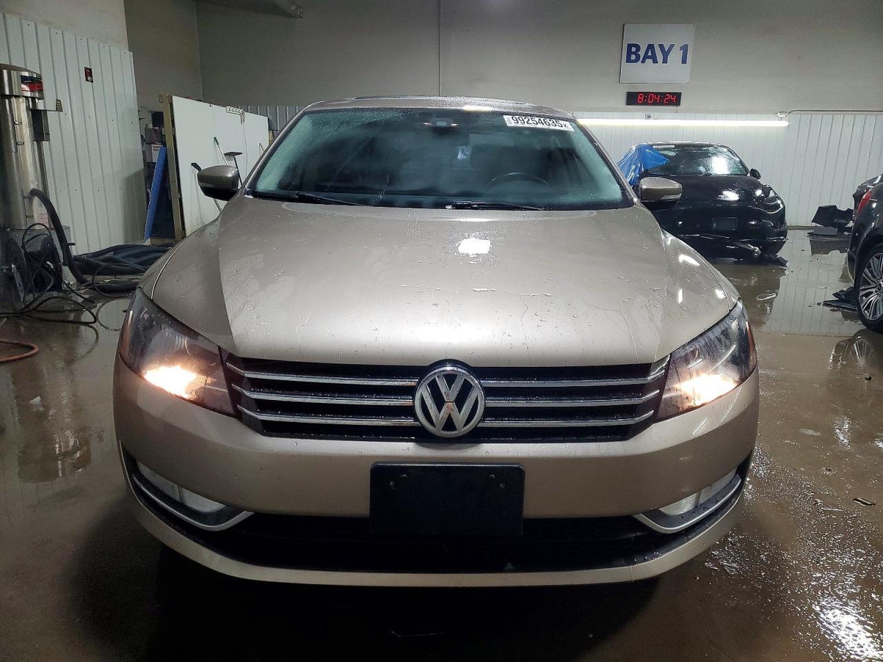 2015 VOLKSWAGEN Passat