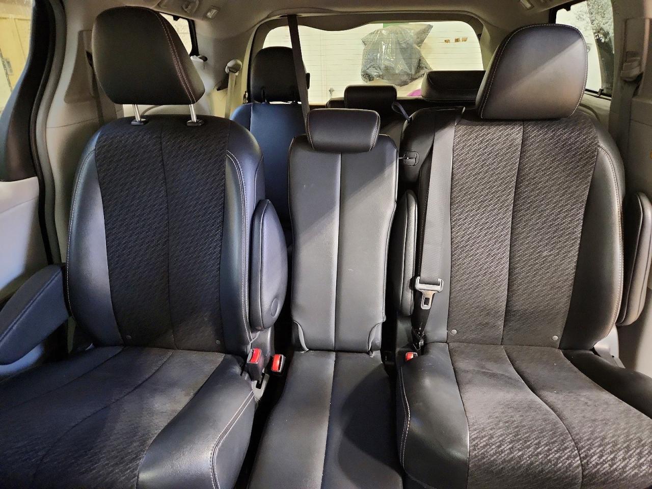 2011 TOYOTA SIENNA