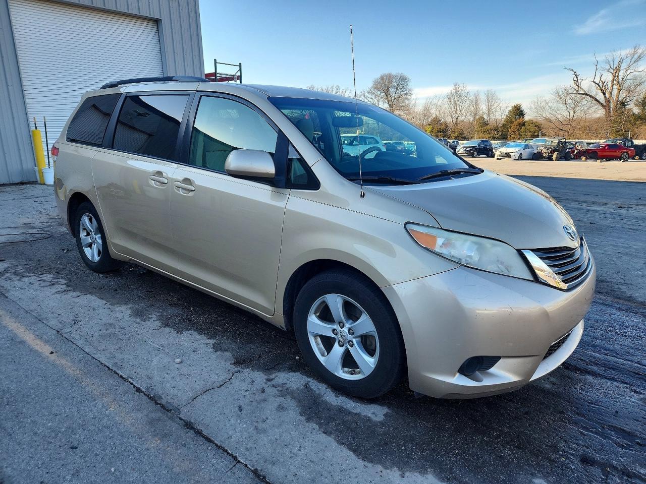 2011 TOYOTA SIENNA