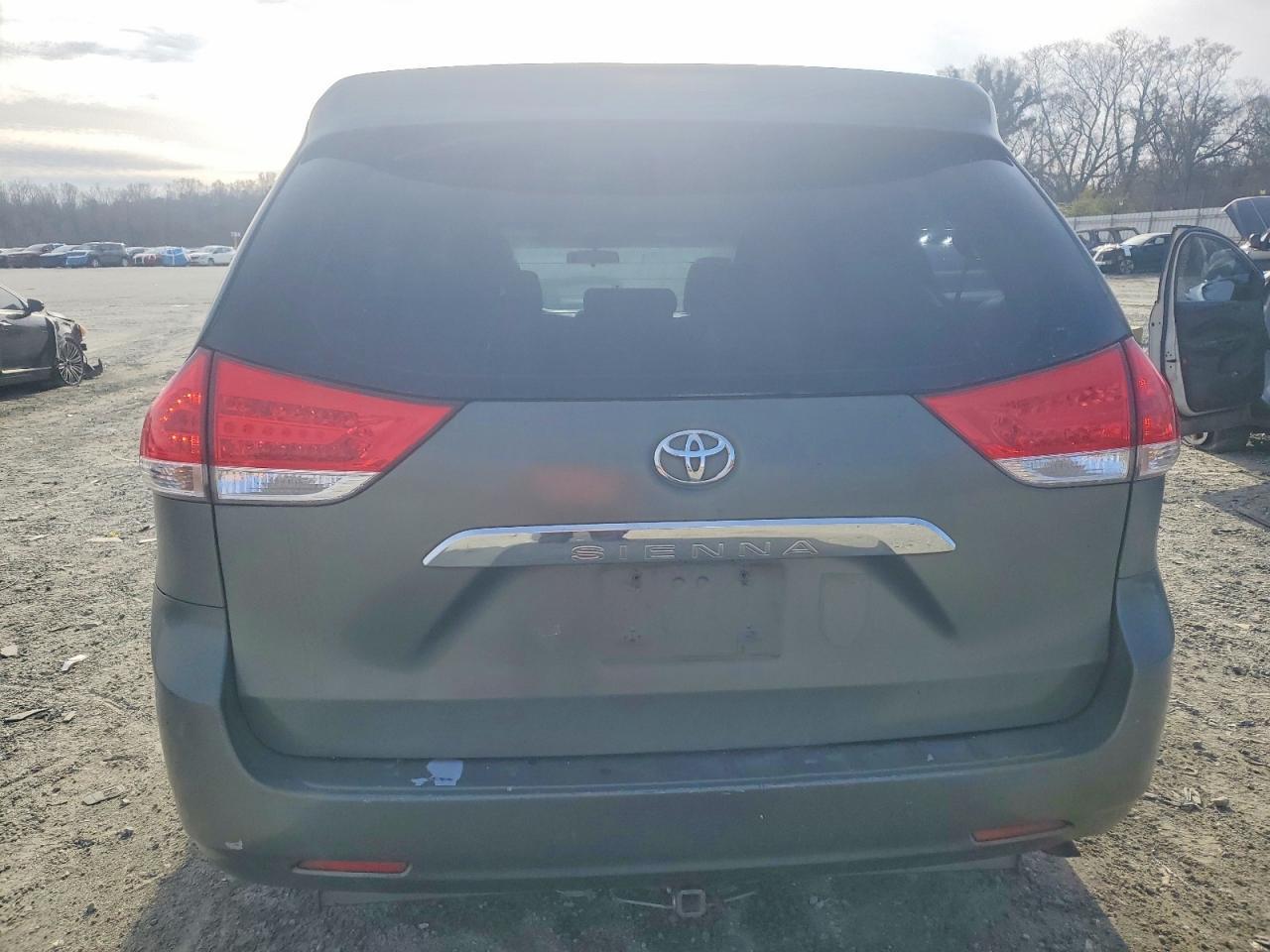 2011 TOYOTA SIENNA