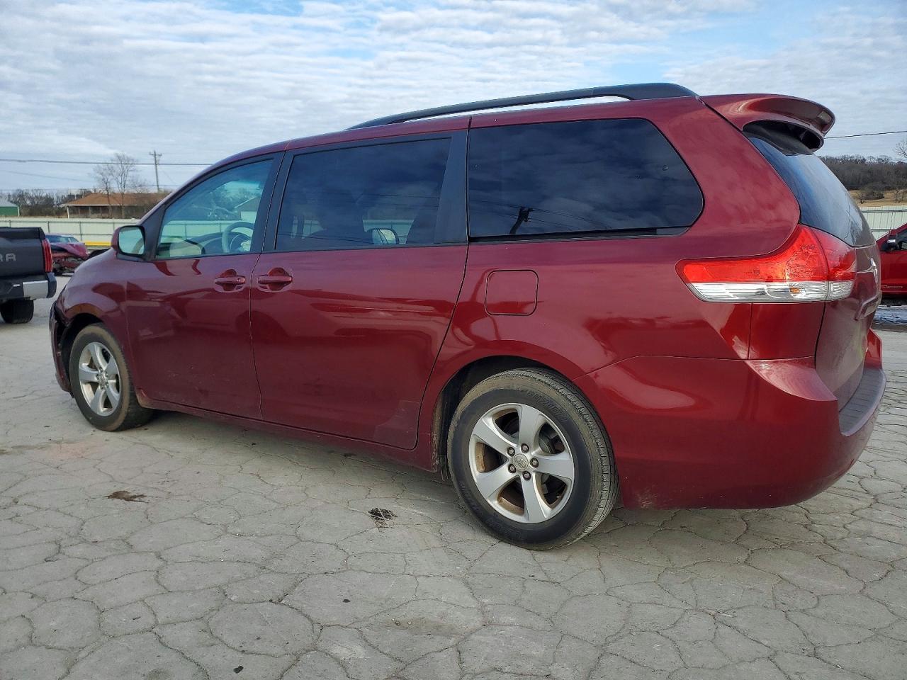 2011 TOYOTA SIENNA