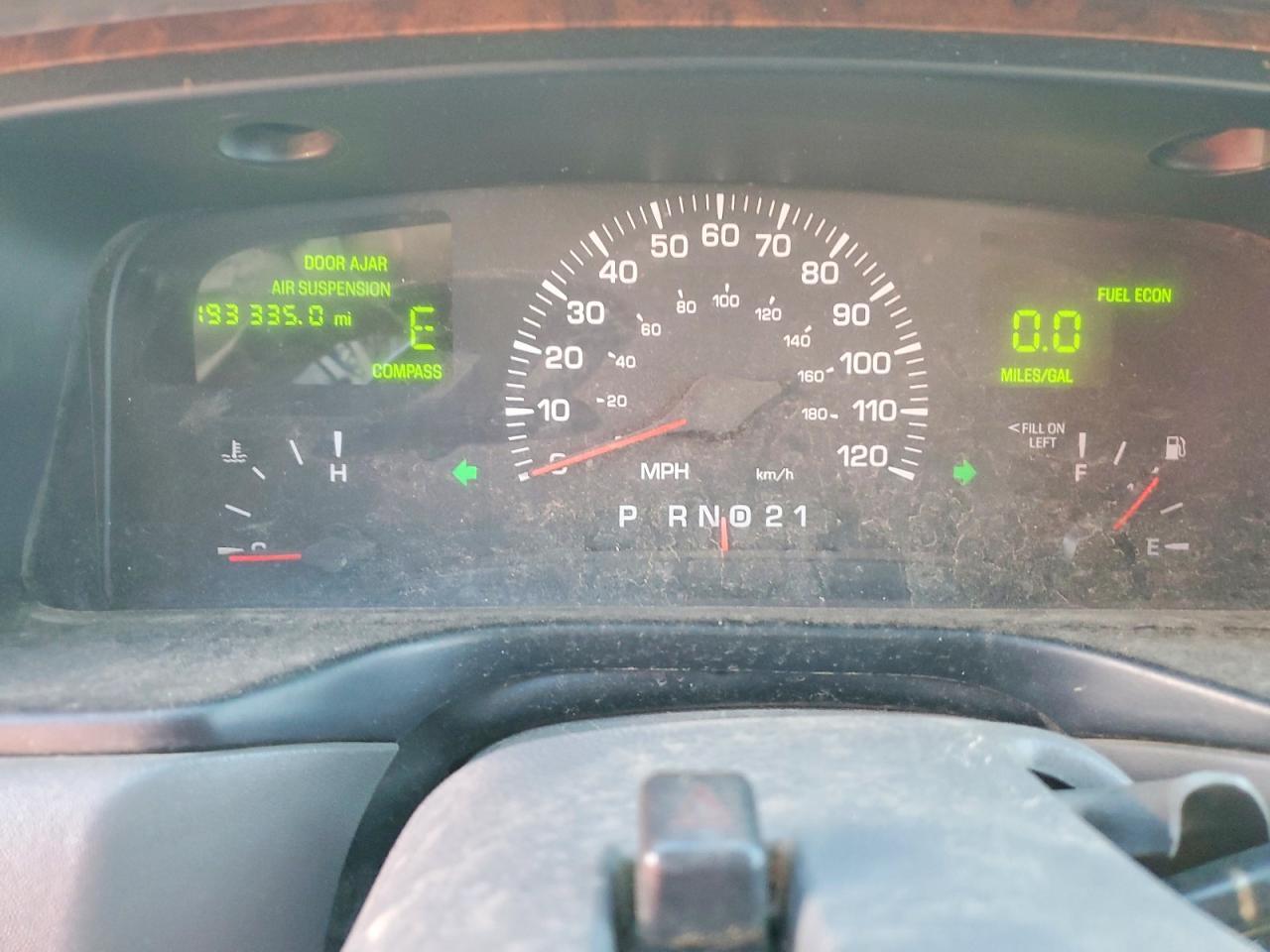2002 LINCOLN Town Car