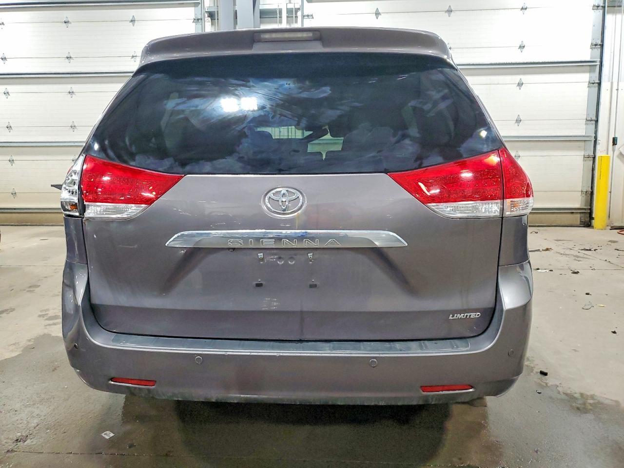 2011 TOYOTA SIENNA