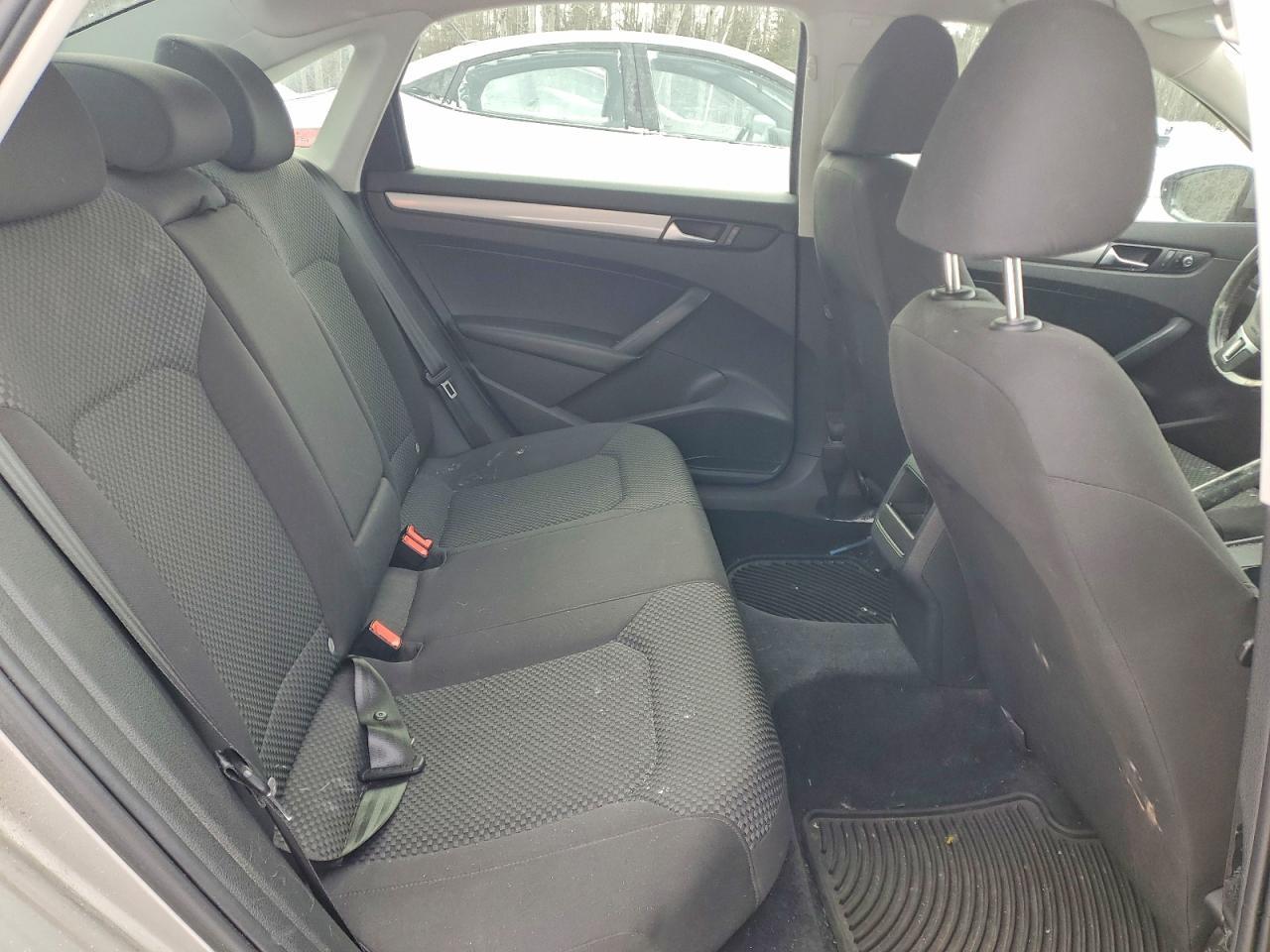 2012 VOLKSWAGEN Passat