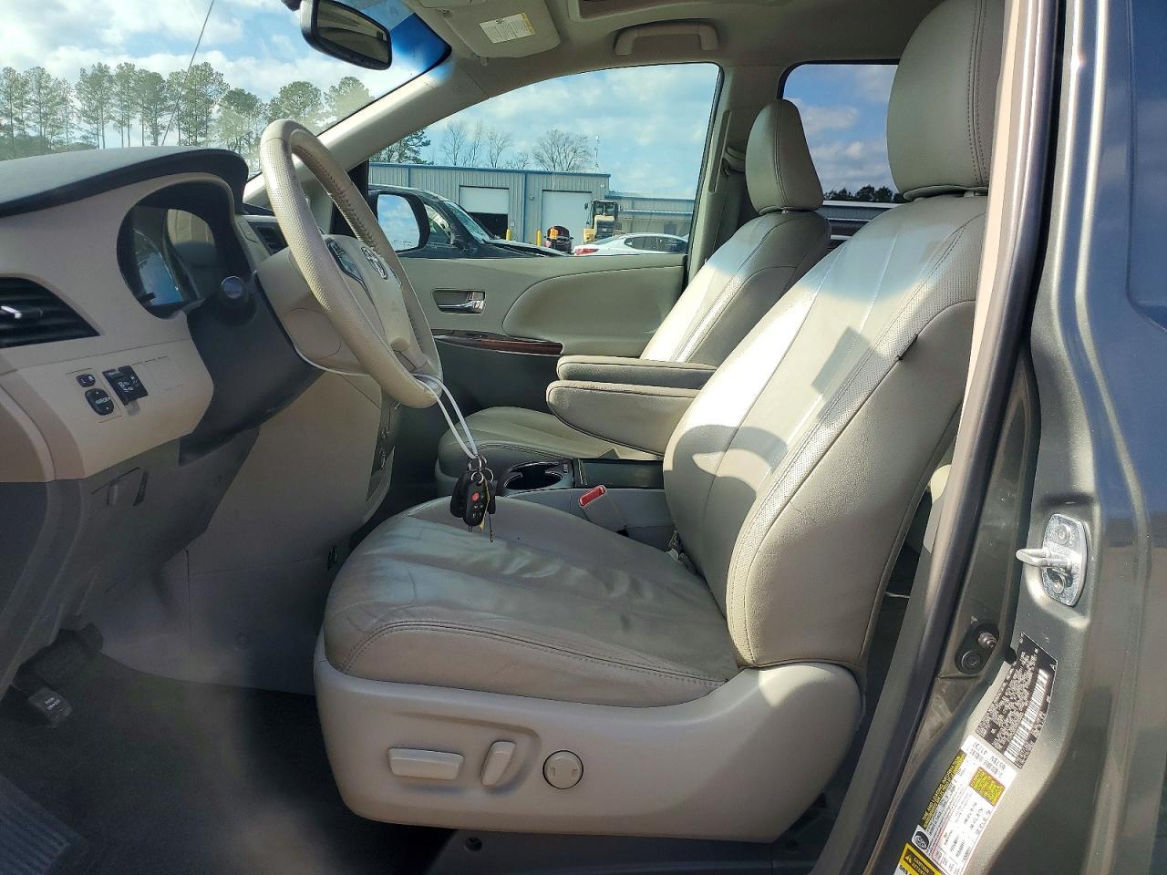 2013 TOYOTA SIENNA