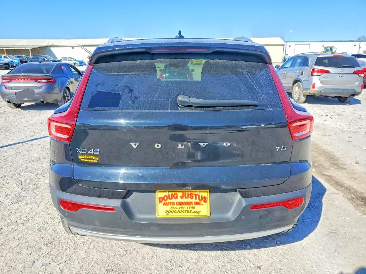 2021 VOLVO XC40