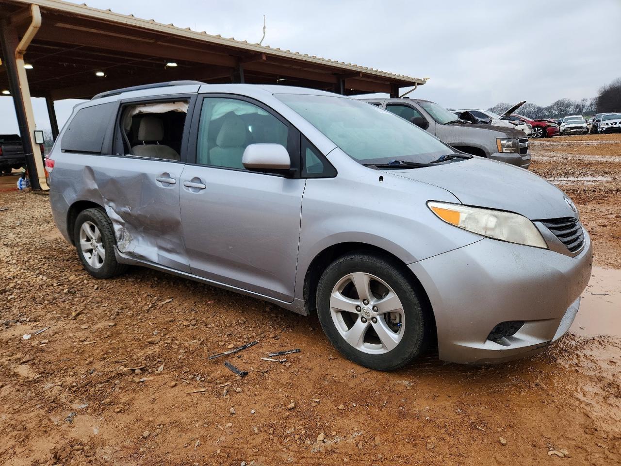 2011 TOYOTA SIENNA