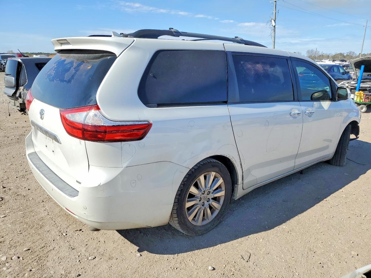 2015 TOYOTA SIENNA