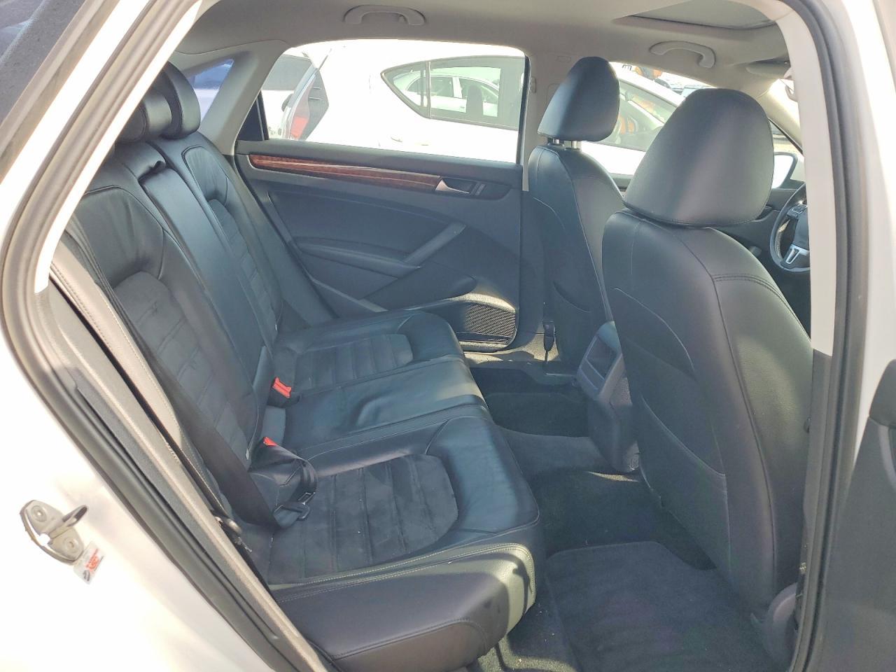 2012 VOLKSWAGEN Passat