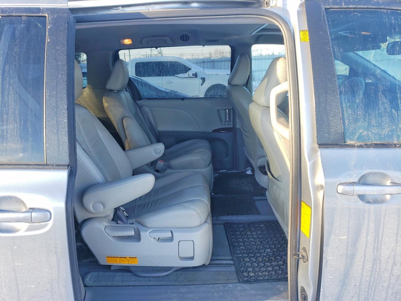 2011 TOYOTA SIENNA