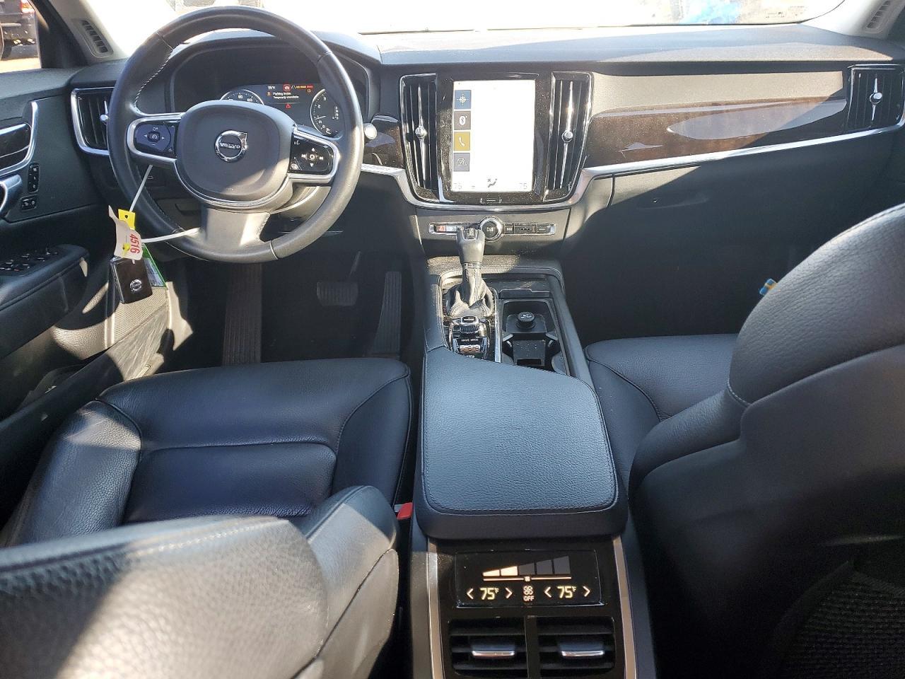 2017 VOLVO S90