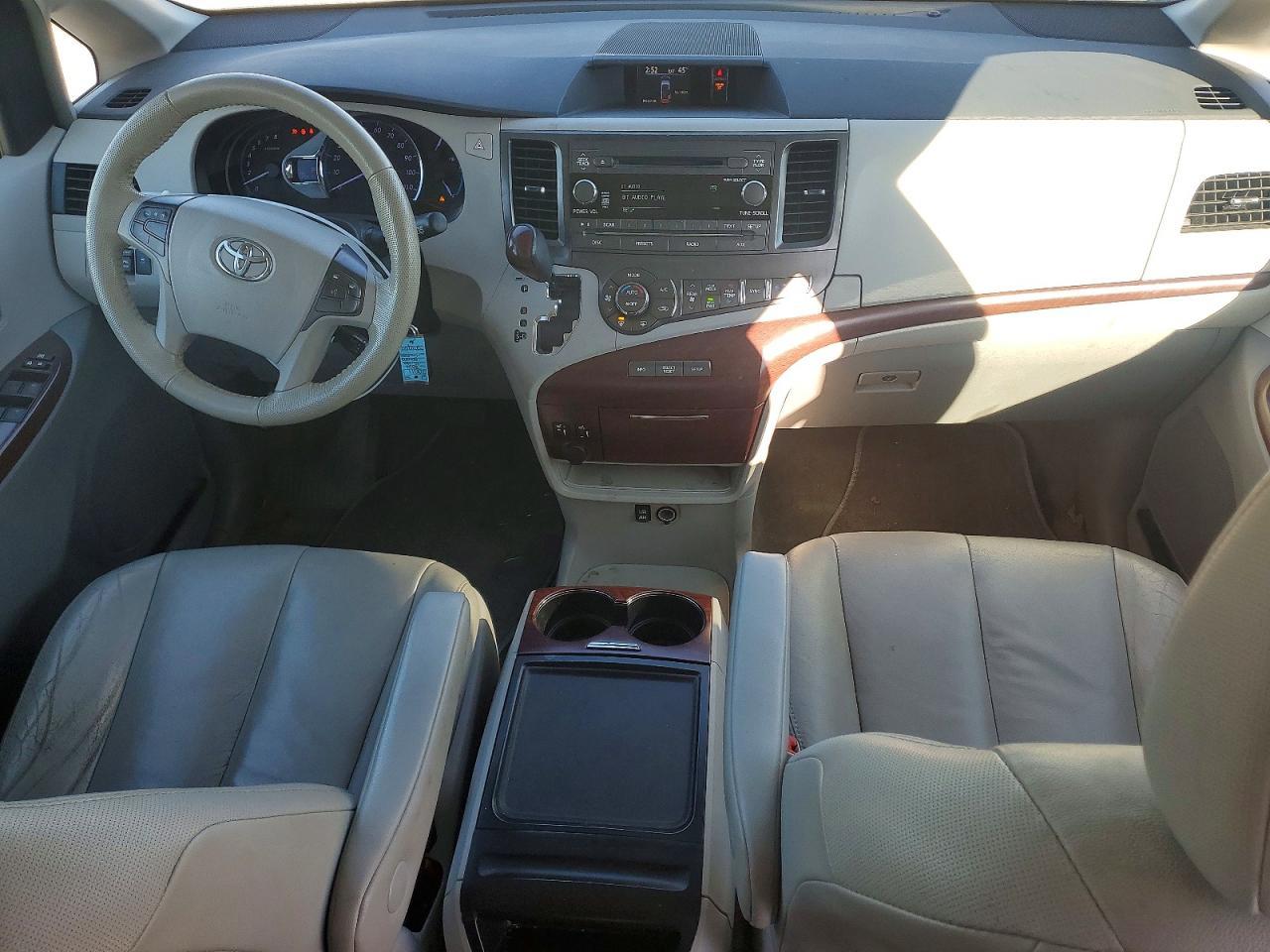 2014 TOYOTA SIENNA