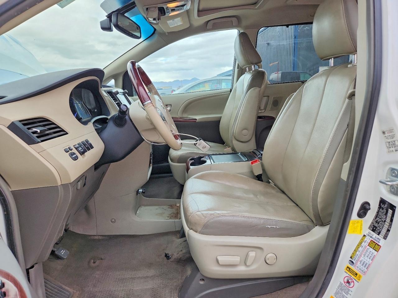 2012 TOYOTA SIENNA