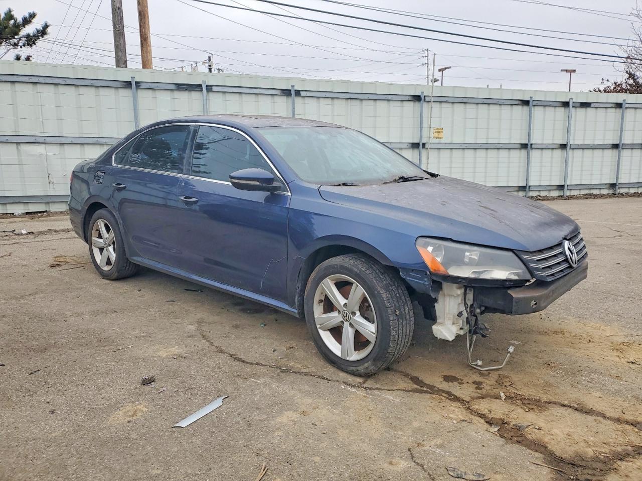 2012 VOLKSWAGEN Passat