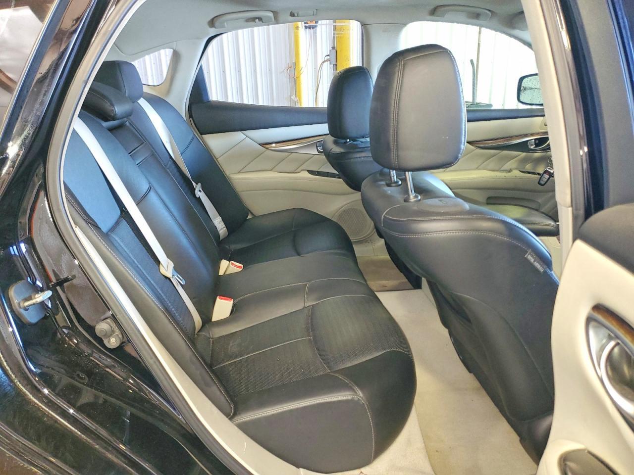 2011 INFINITI M37