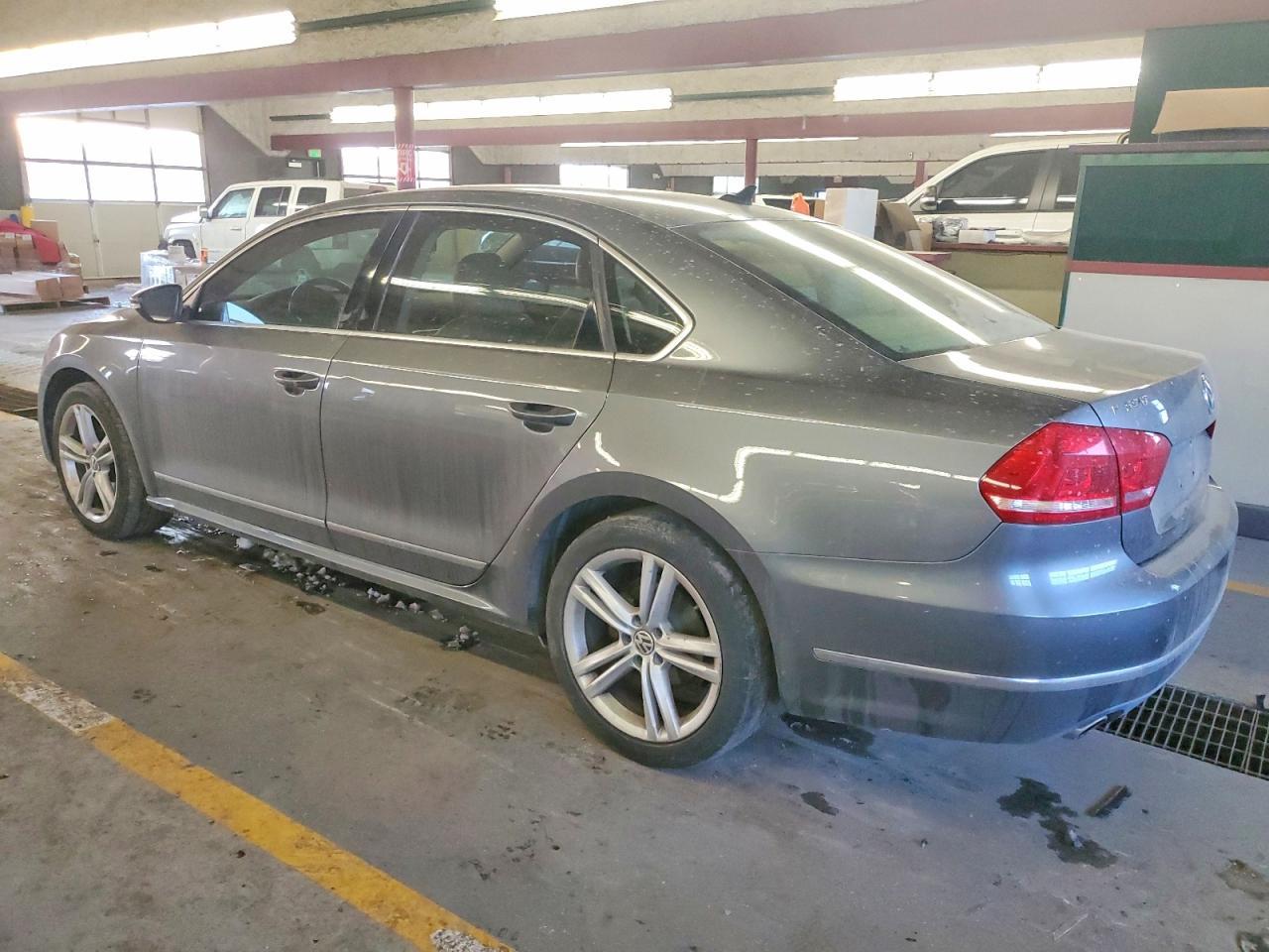 2012 VOLKSWAGEN Passat