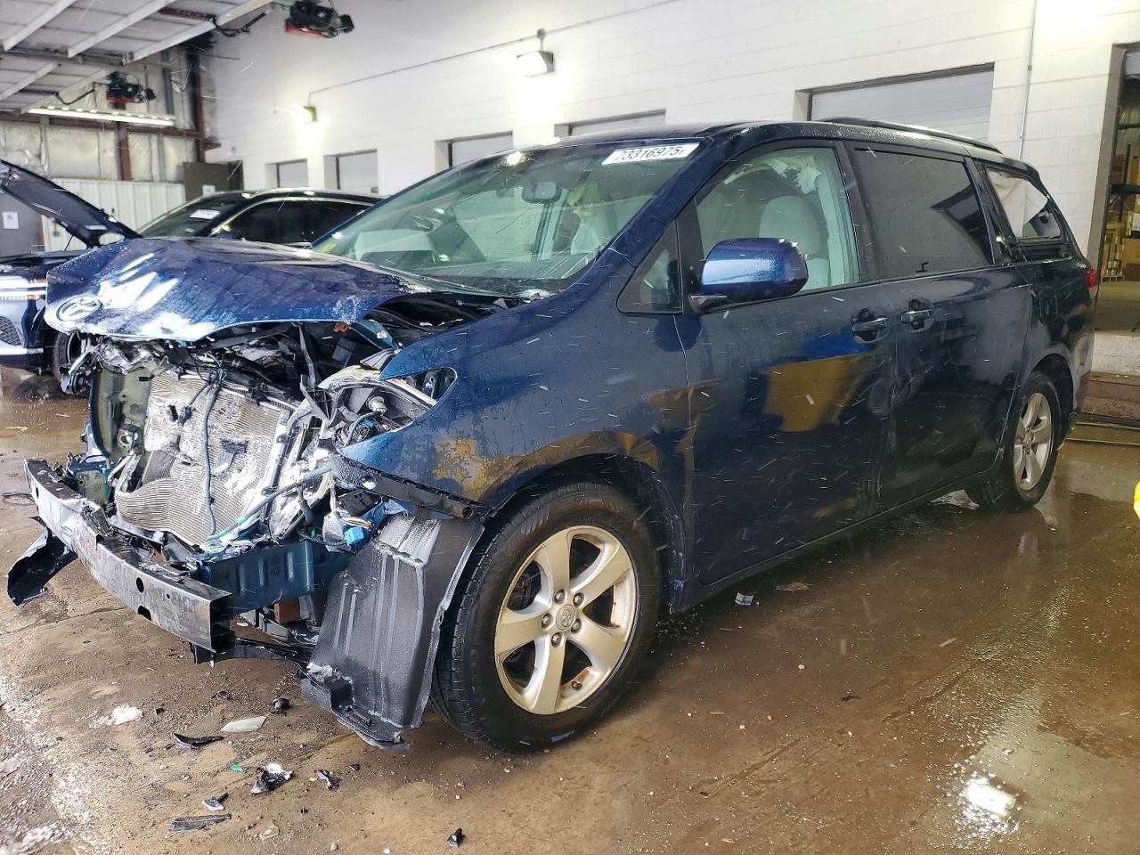 2011 TOYOTA SIENNA