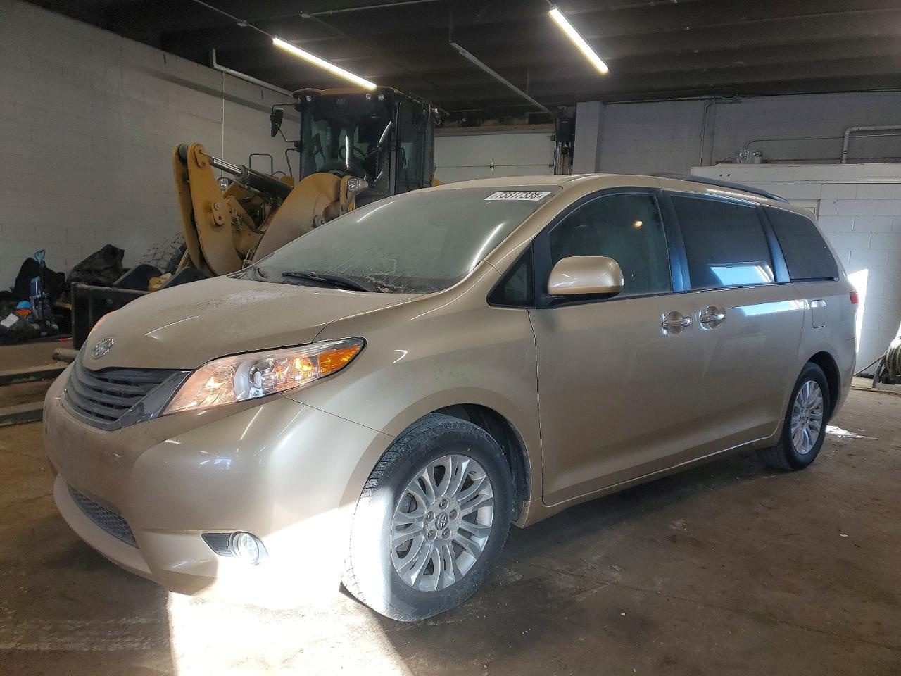 2011 TOYOTA SIENNA