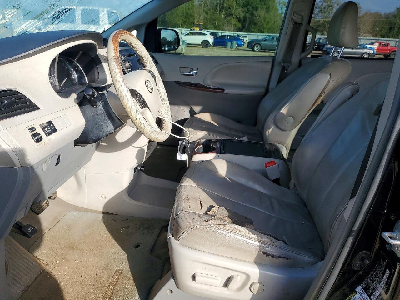 2013 TOYOTA SIENNA