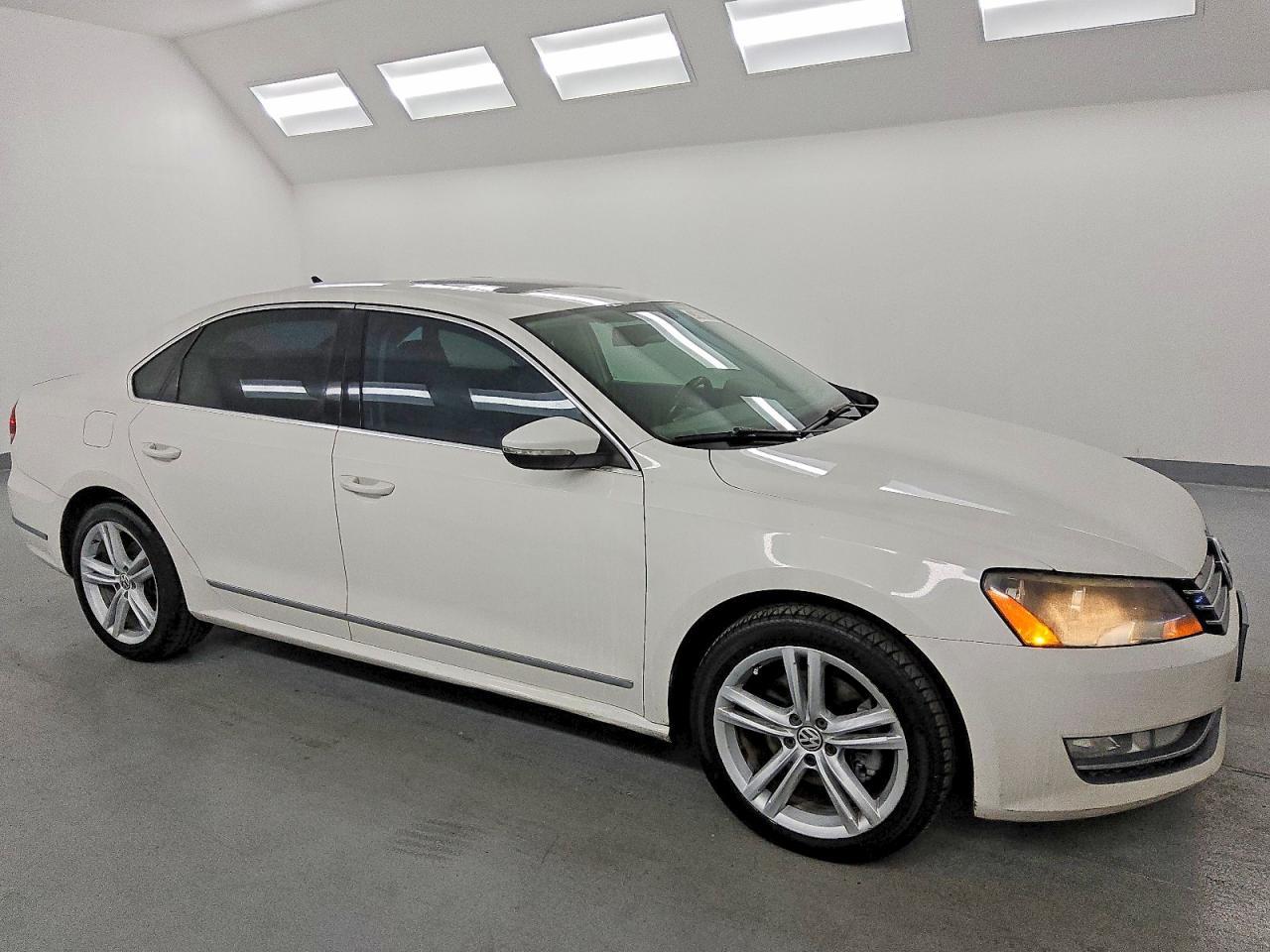 2012 VOLKSWAGEN Passat