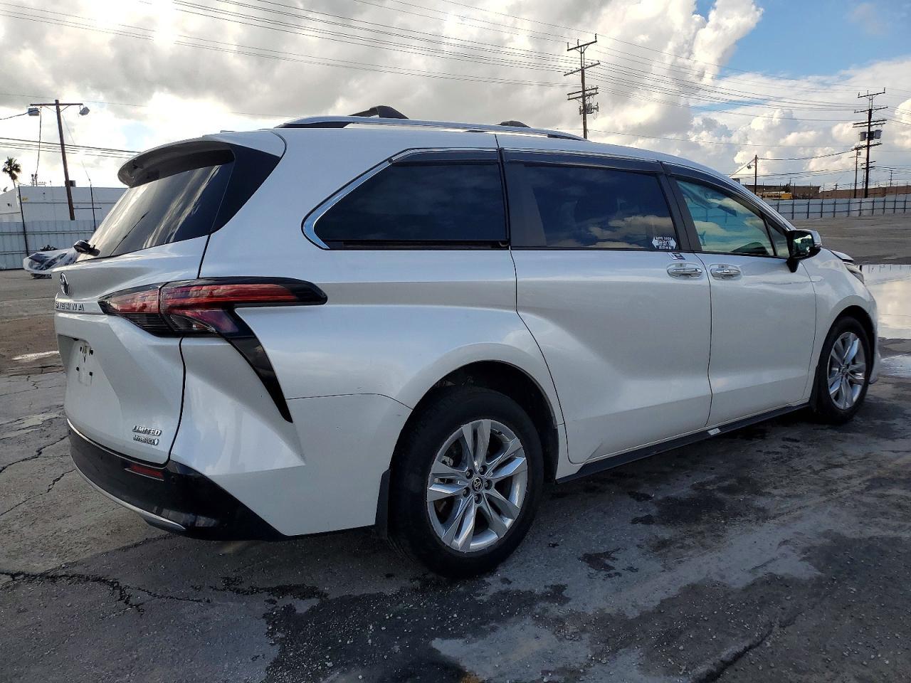 2024 TOYOTA SIENNA