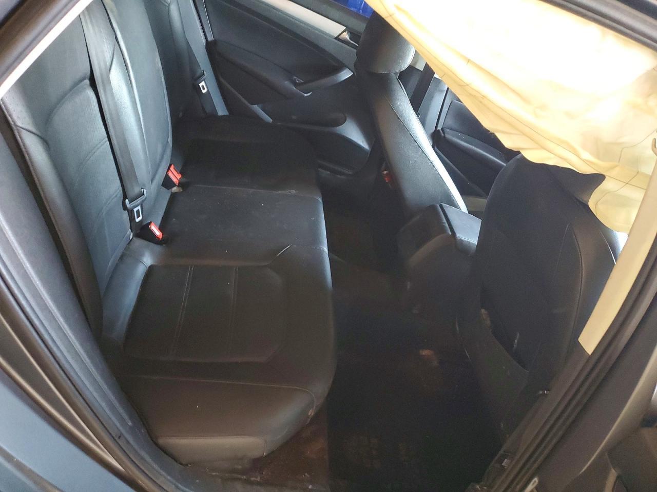 2012 VOLKSWAGEN Passat