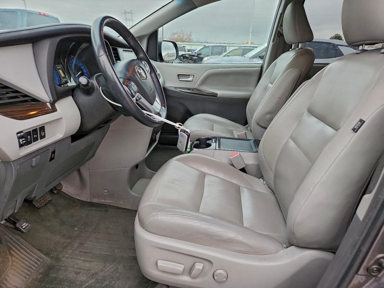 2017 TOYOTA SIENNA
