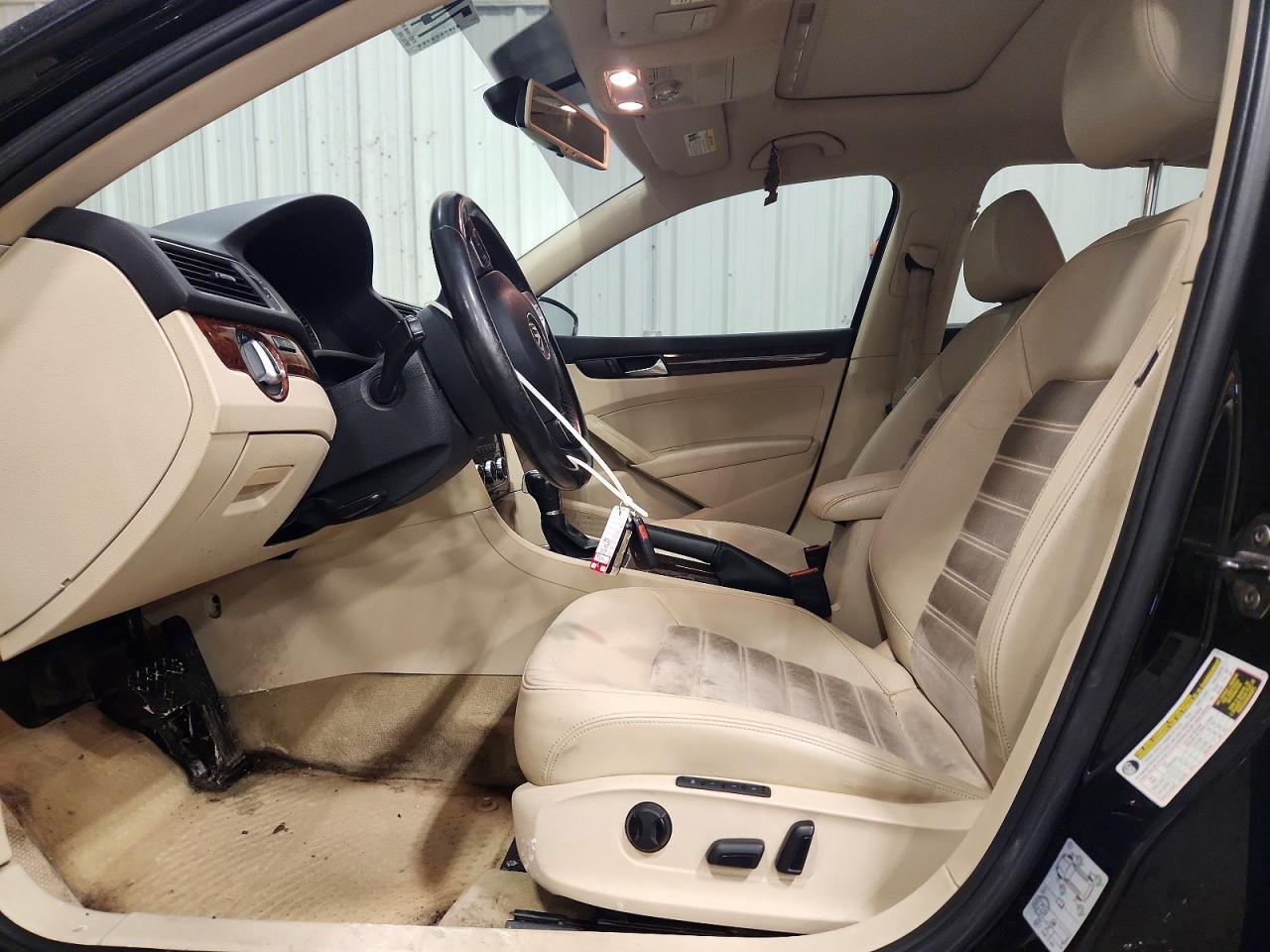2012 VOLKSWAGEN Passat