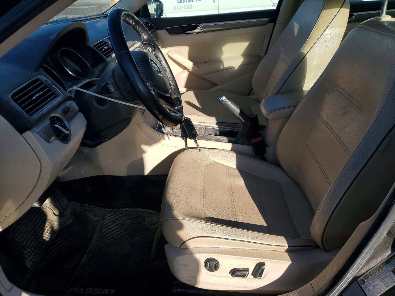 2016 VOLKSWAGEN Passat