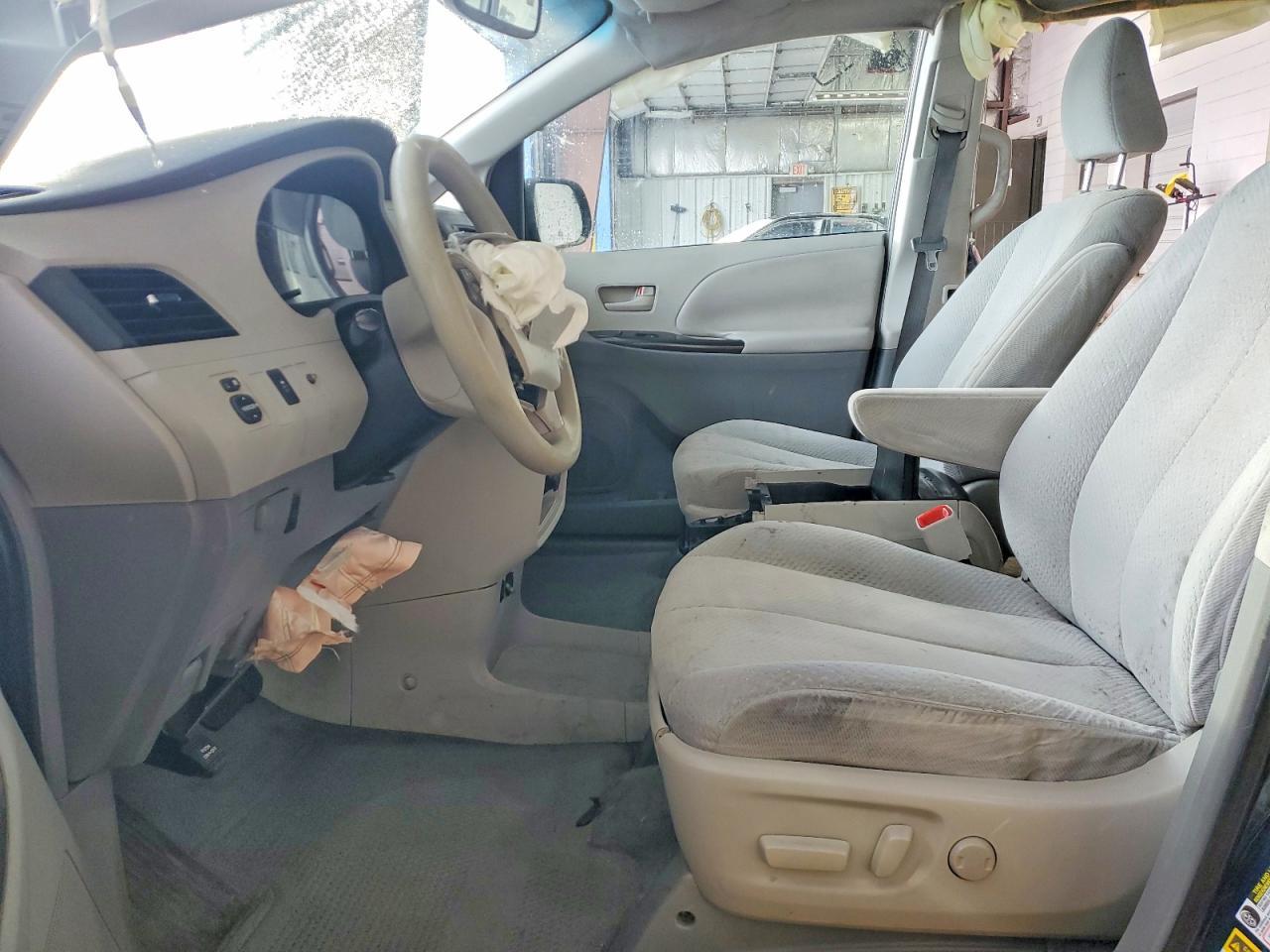 2011 TOYOTA SIENNA