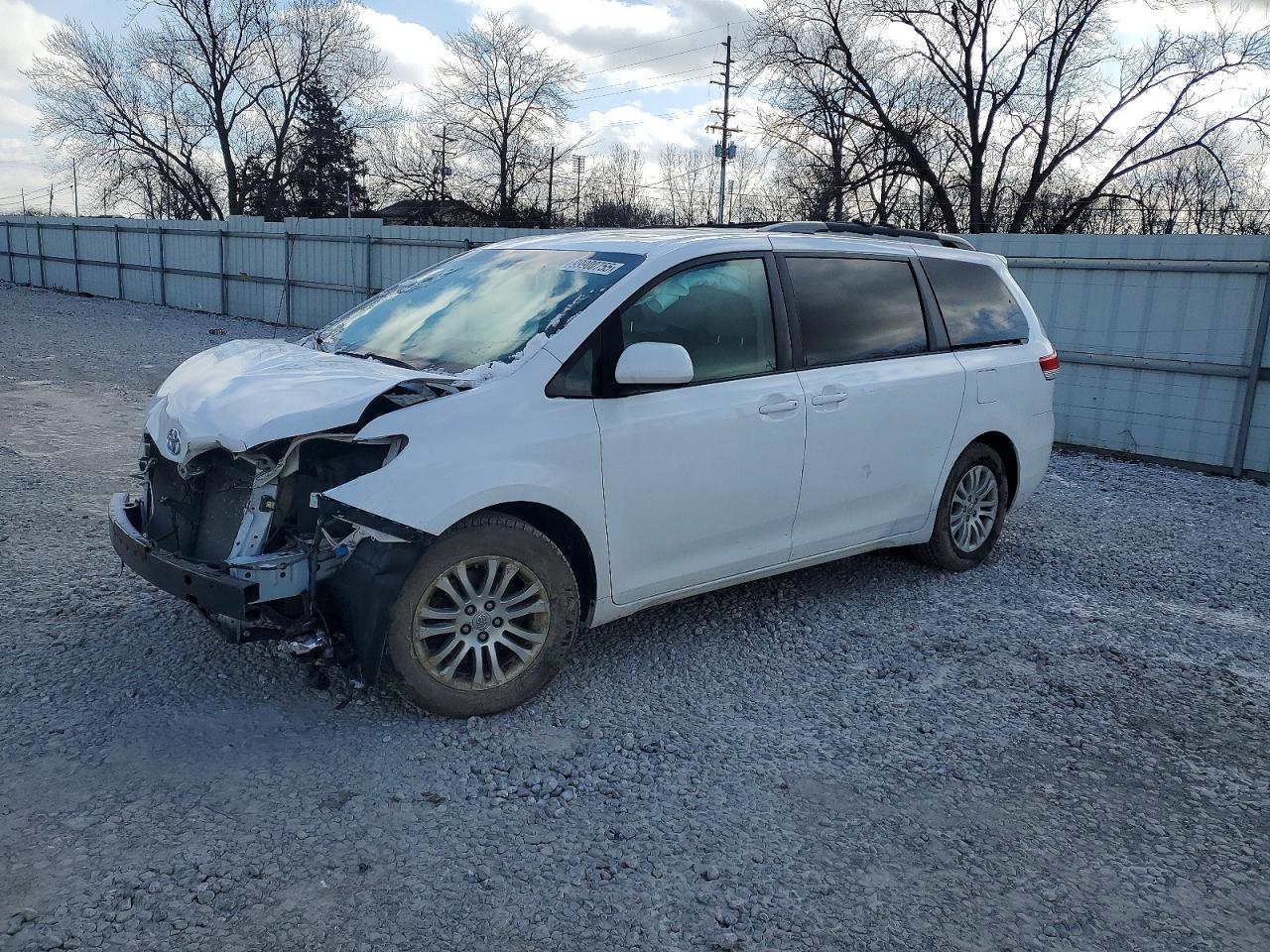 2013 TOYOTA SIENNA